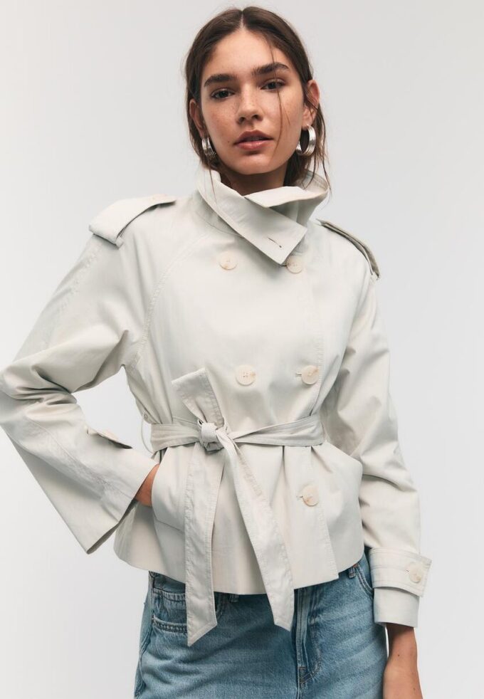 Trenchcoat med høy hals og belte