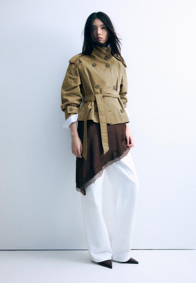 Trenchcoat med høy hals og belte