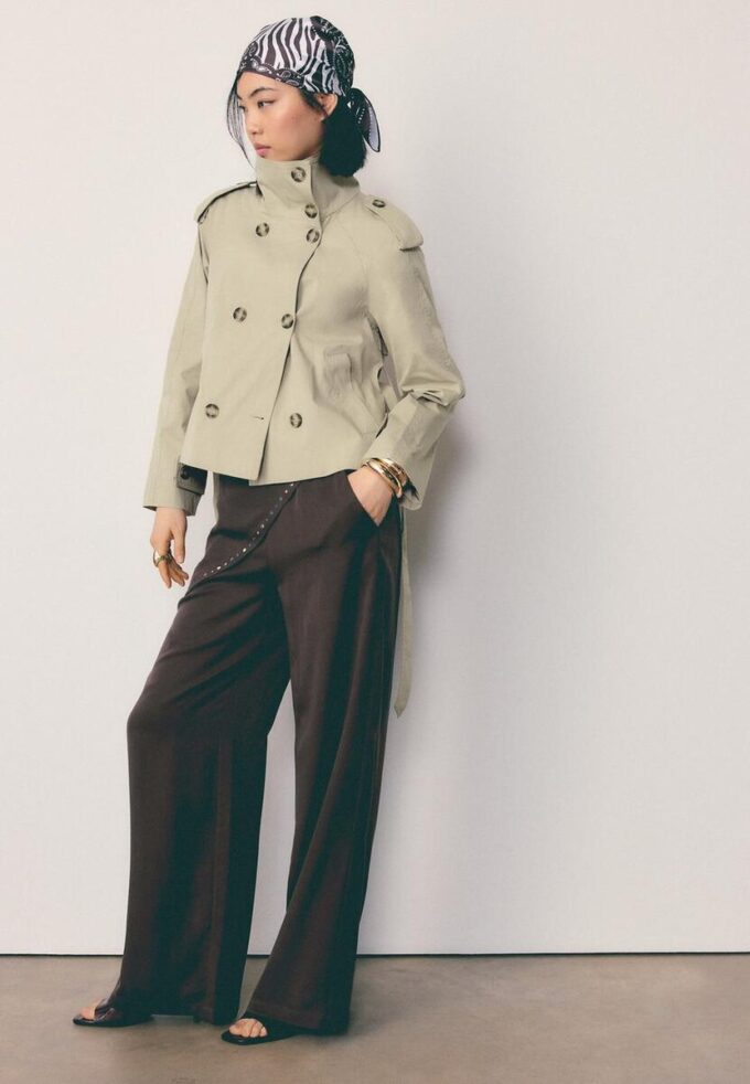 Trenchcoat med høy hals og belte