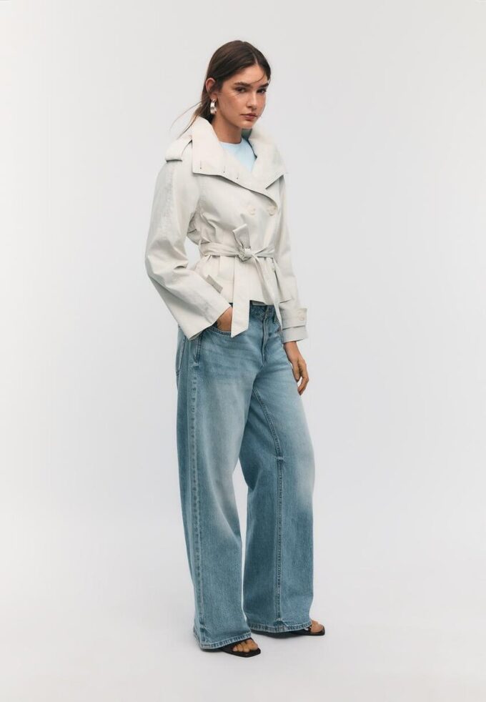 Trenchcoat med høy hals og belte