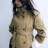 Trenchcoat med høy hals og belte