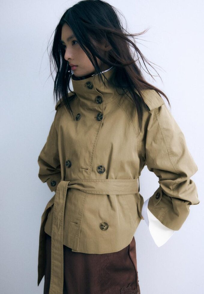 Trenchcoat med høy hals og belte