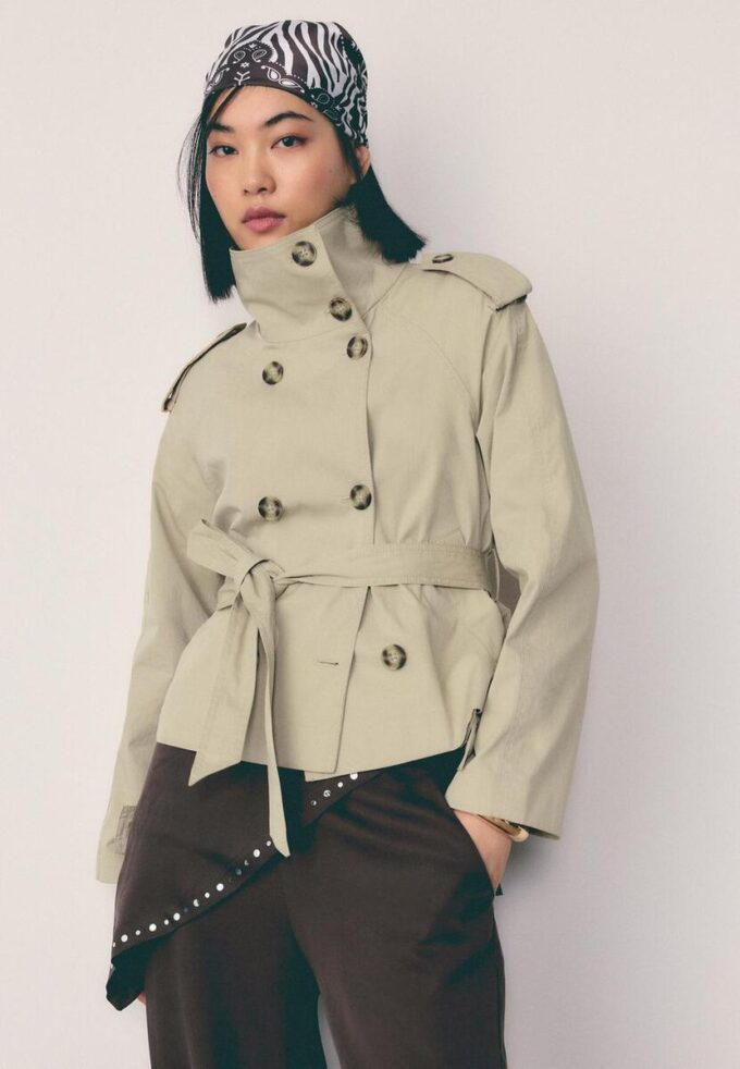 Trenchcoat med høy hals og belte