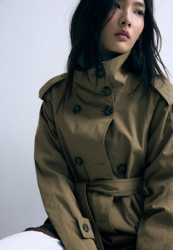 Trenchcoat med høy hals og belte