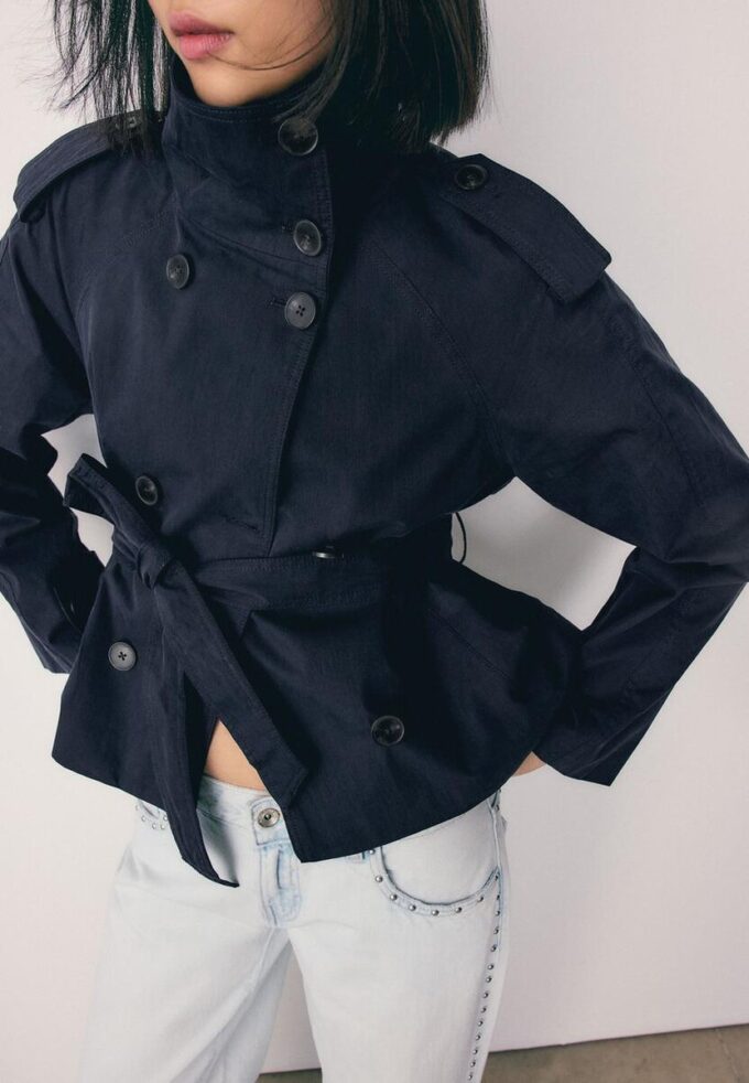 Trenchcoat med høy hals og belte