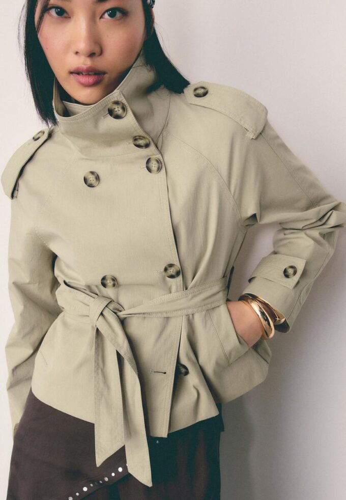 Trenchcoat med høy hals og belte