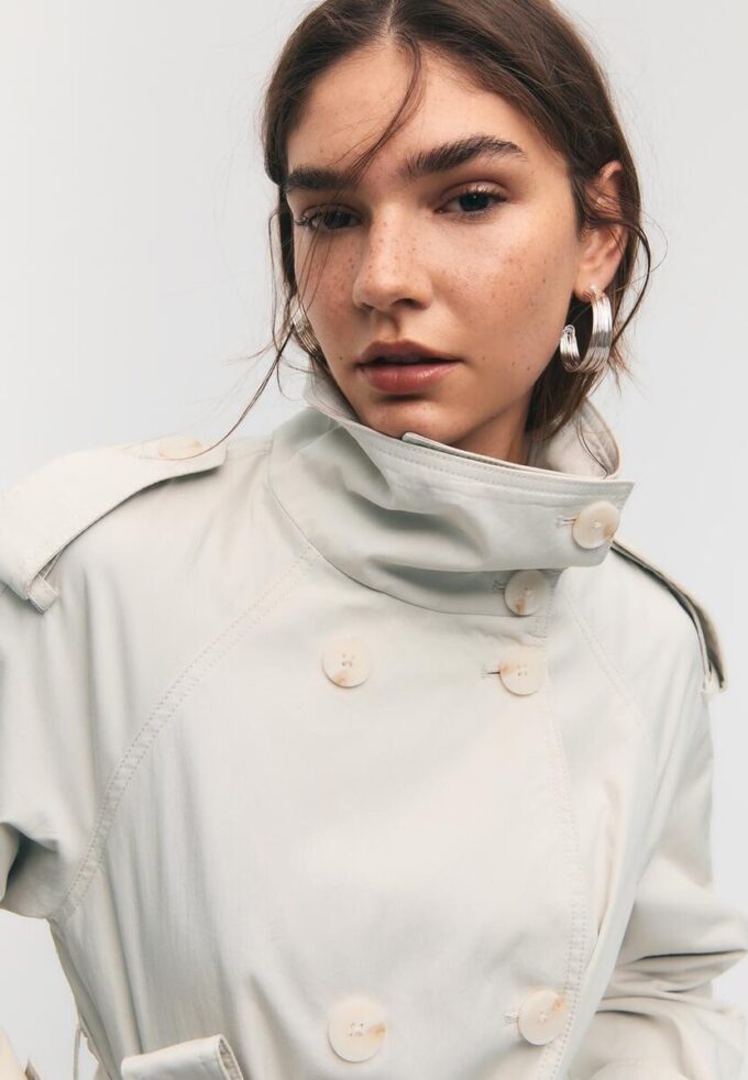 Trenchcoat med høy hals og belte