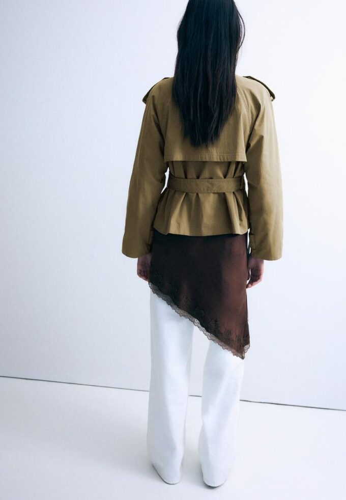 Trenchcoat med høy hals og belte