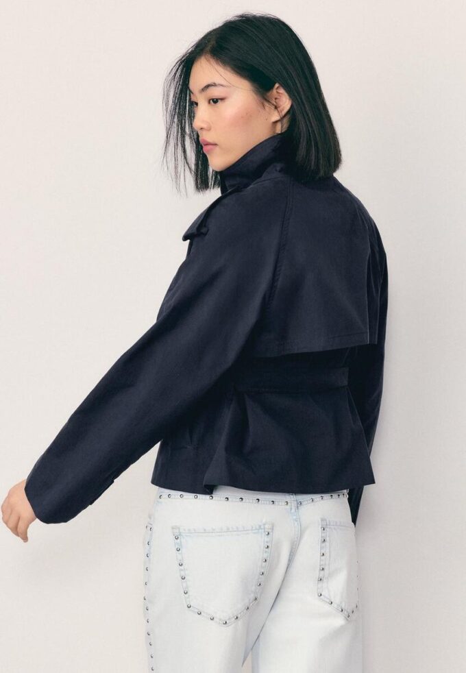 Trenchcoat med høy hals og belte