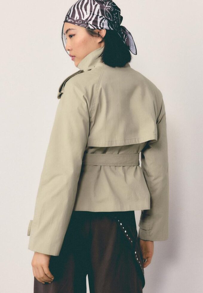 Trenchcoat med høy hals og belte