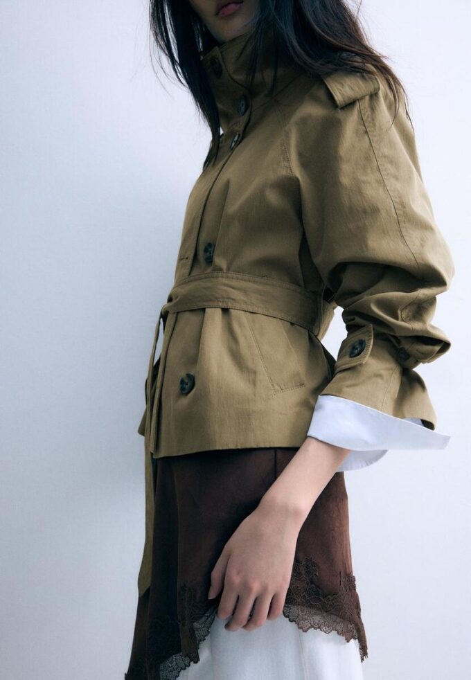 Trenchcoat med høy hals og belte