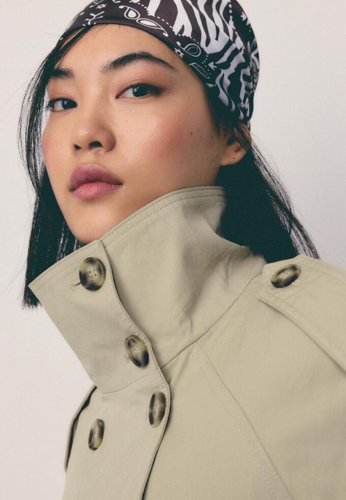 Trenchcoat med høy hals og belte