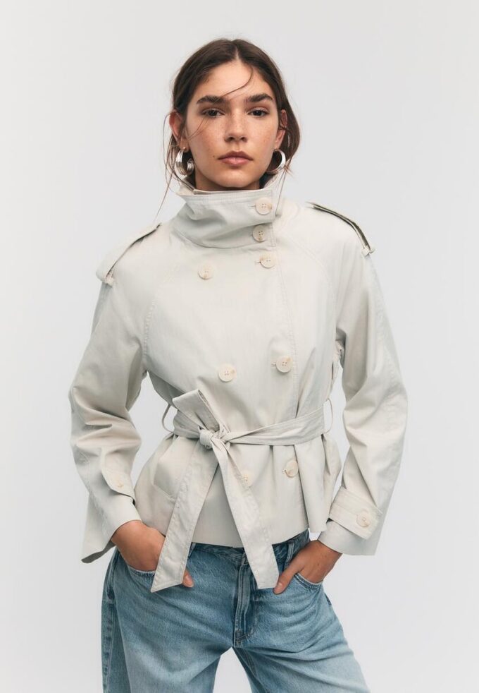 Trenchcoat med høy hals og belte