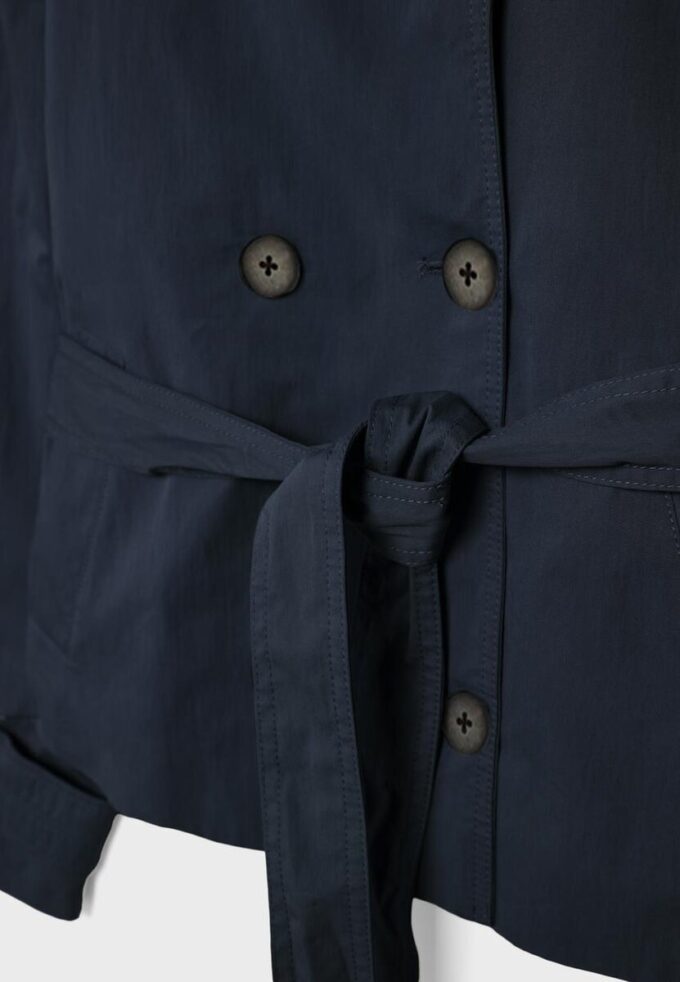 Trenchcoat med høy hals og belte