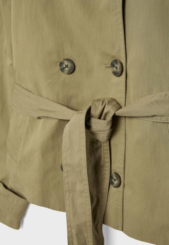 Trenchcoat med høy hals og belte