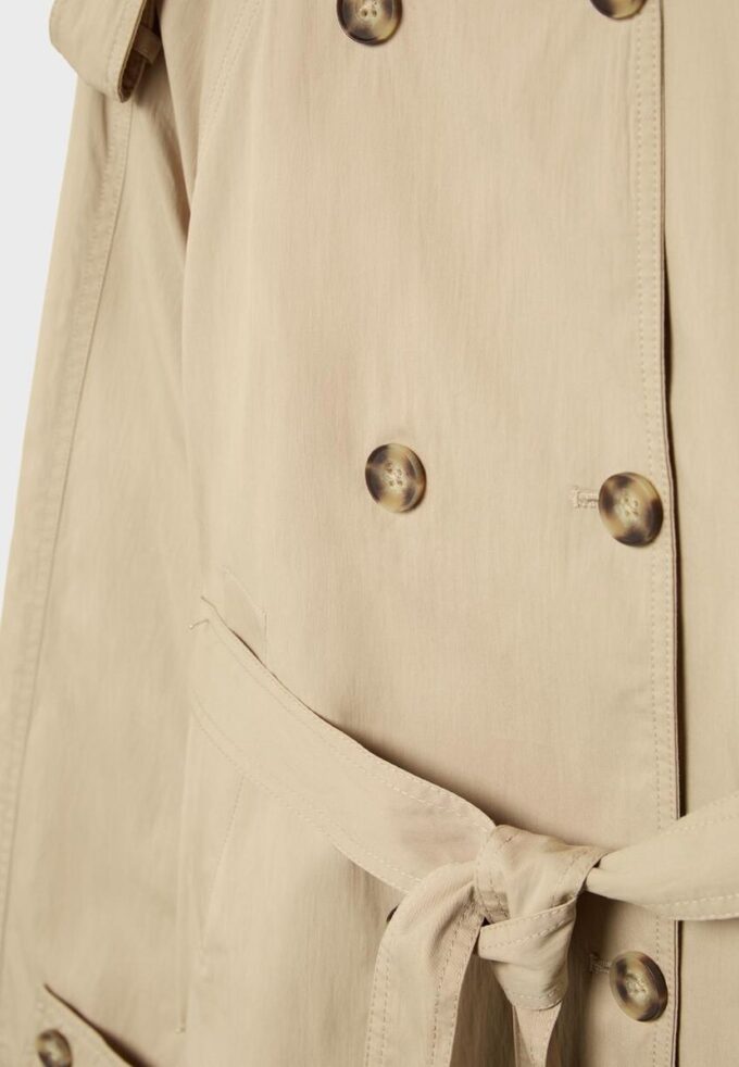 Trenchcoat med høy hals og belte