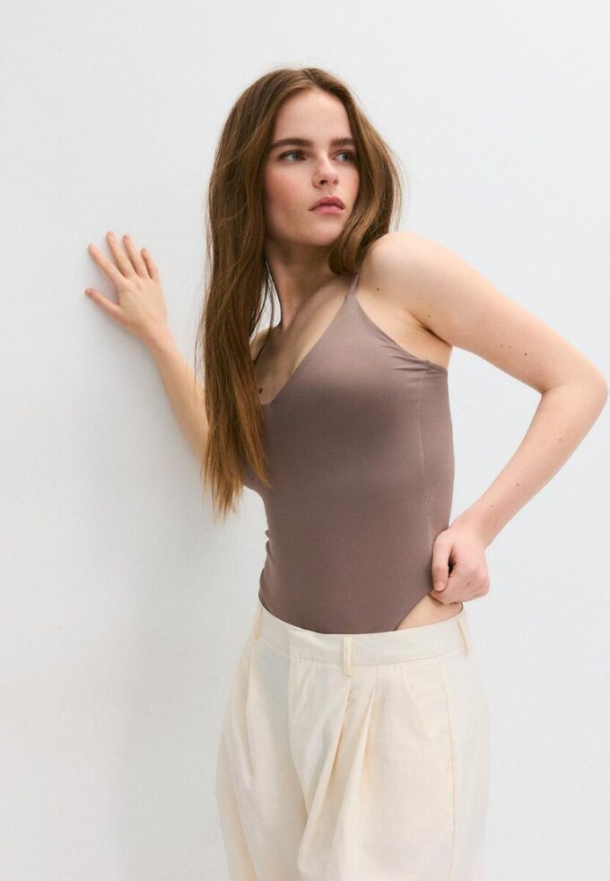 V-hals body med stropper