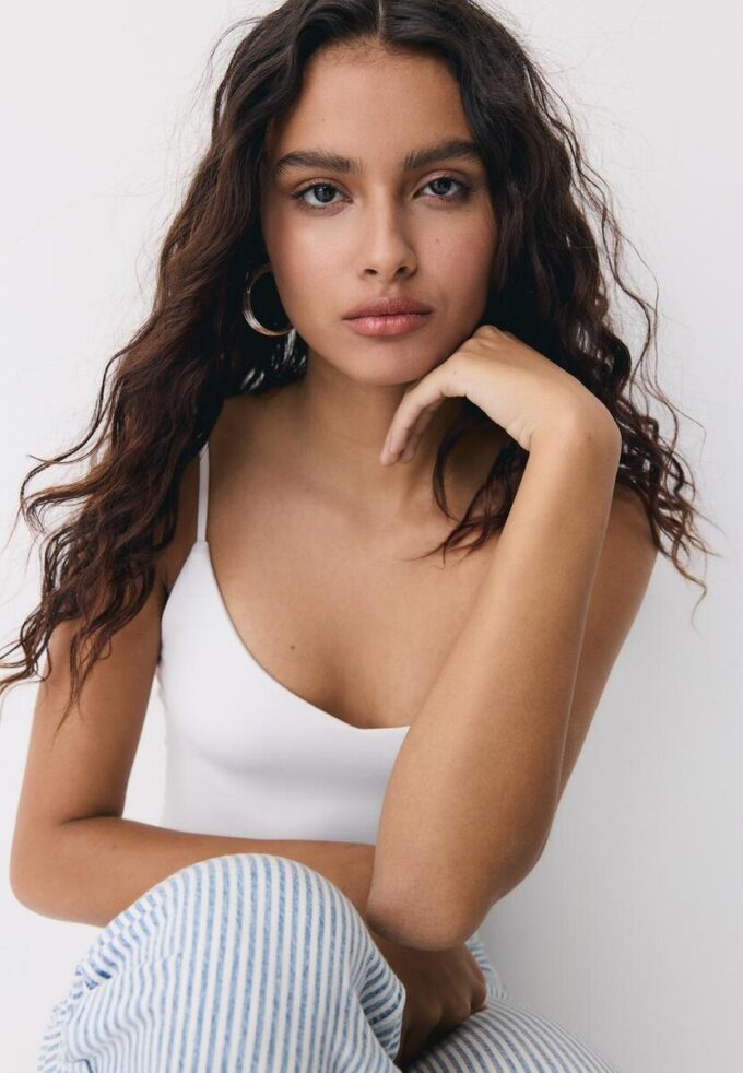 V-hals body med stropper