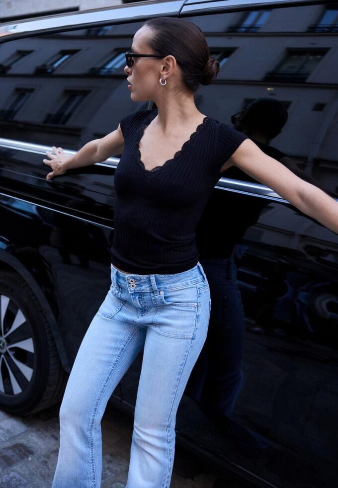 V-hals T-skjorte med blonder og korte ermer