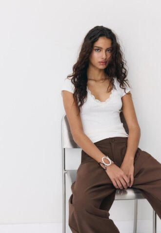 V-hals T-skjorte med blonder og korte ermer