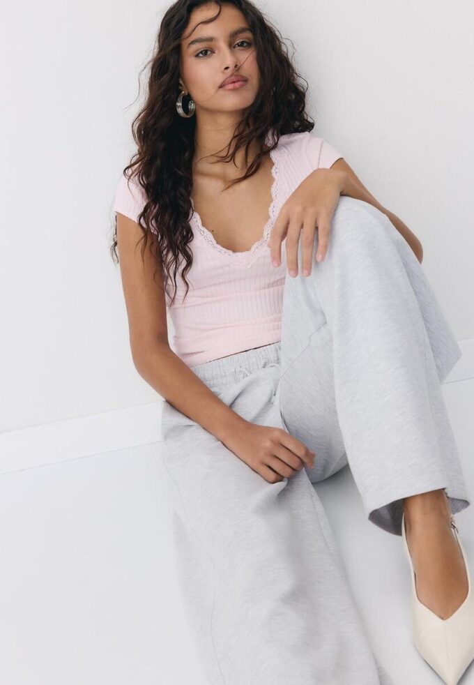 V-hals T-skjorte med blonder og korte ermer