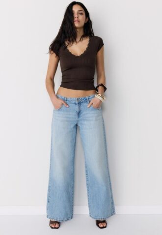 V-hals T-skjorte med blonder og korte ermer