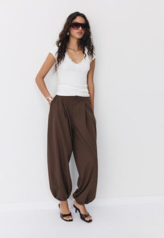 V-hals T-skjorte med blonder og korte ermer