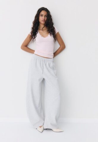 V-hals T-skjorte med blonder og korte ermer