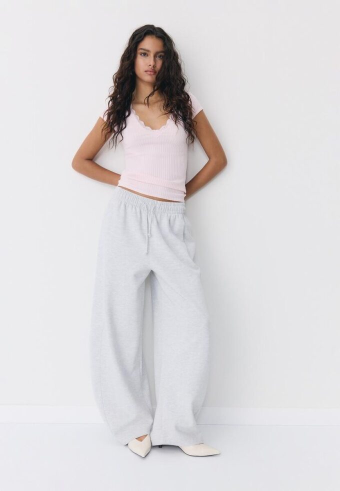 V-hals T-skjorte med blonder og korte ermer