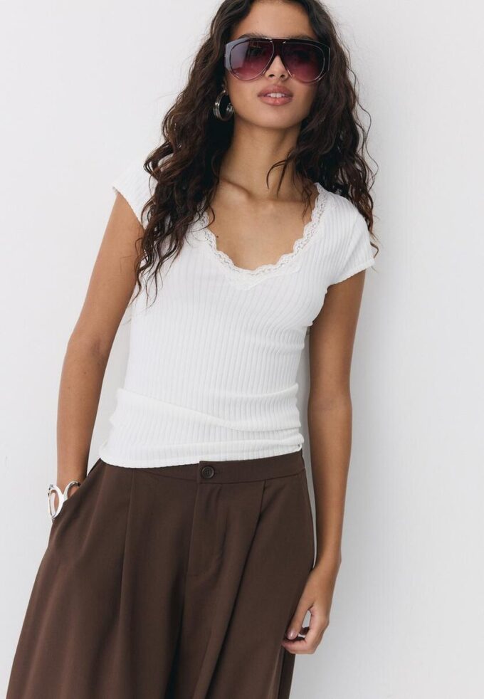 V-hals T-skjorte med blonder og korte ermer