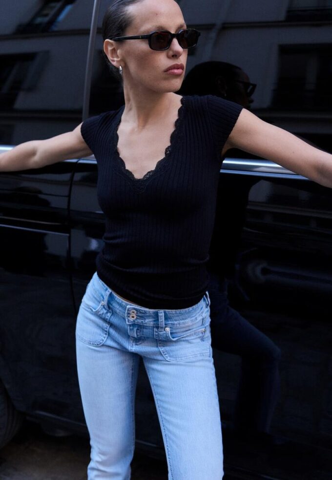 V-hals T-skjorte med blonder og korte ermer