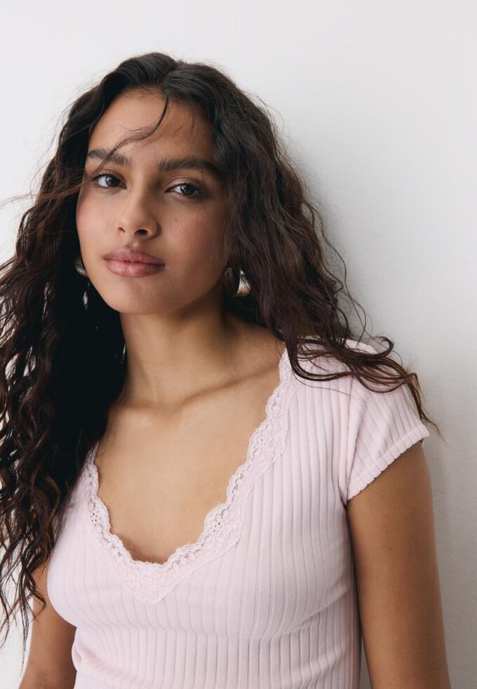 V-hals T-skjorte med blonder og korte ermer