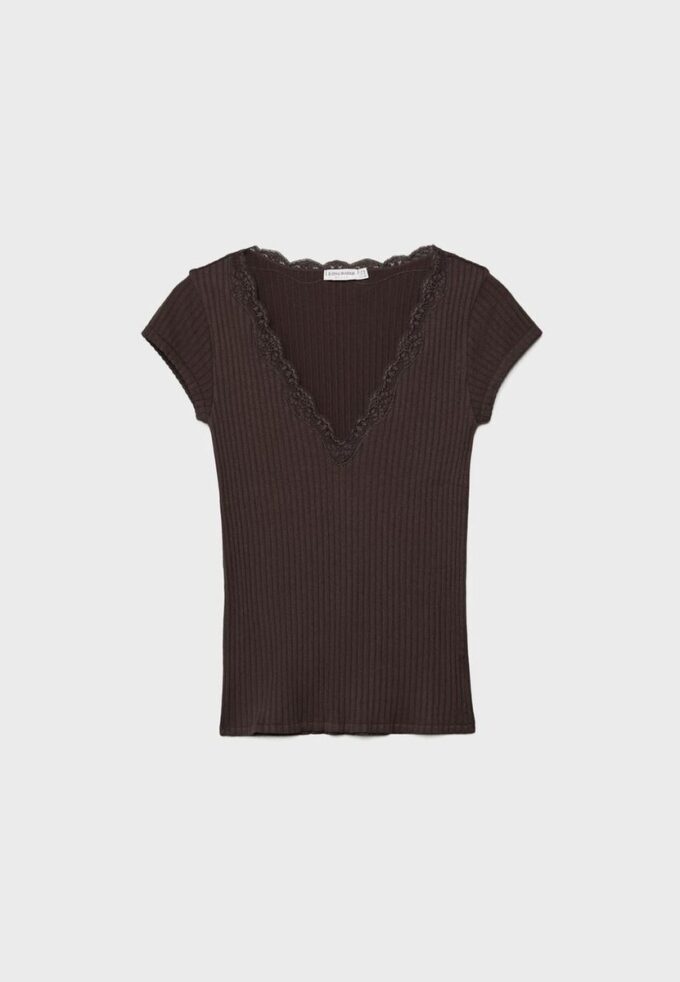 V-hals T-skjorte med blonder og korte ermer