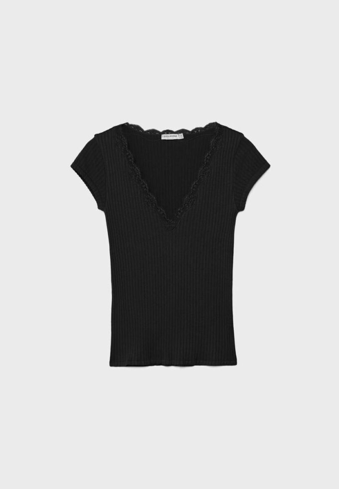 V-hals T-skjorte med blonder og korte ermer