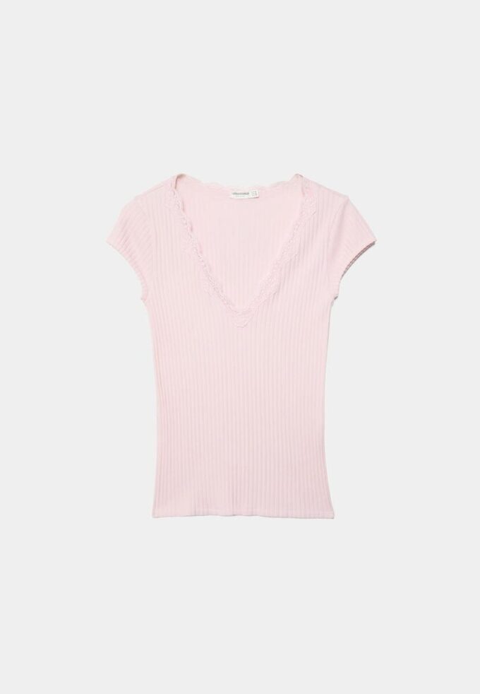 V-hals T-skjorte med blonder og korte ermer