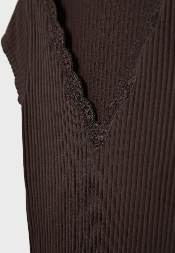 V-hals T-skjorte med blonder og korte ermer