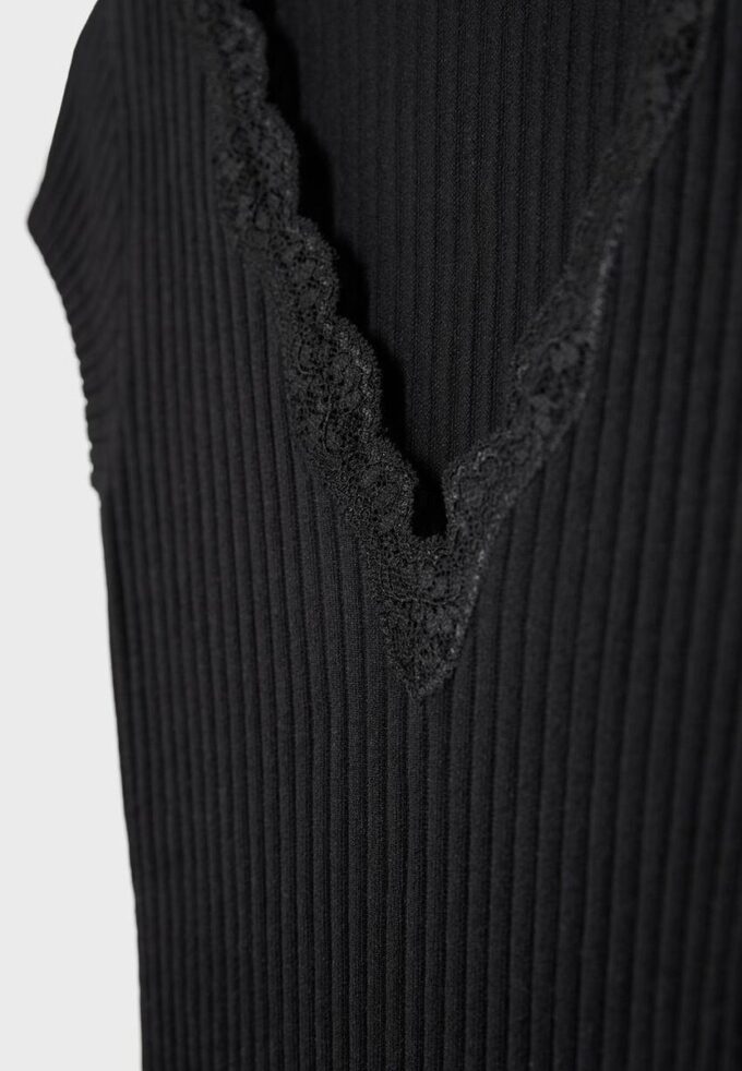 V-hals T-skjorte med blonder og korte ermer