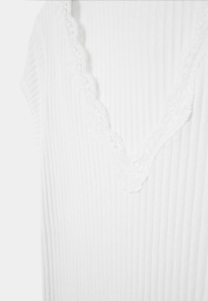 V-hals T-skjorte med blonder og korte ermer