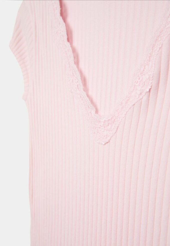 V-hals T-skjorte med blonder og korte ermer