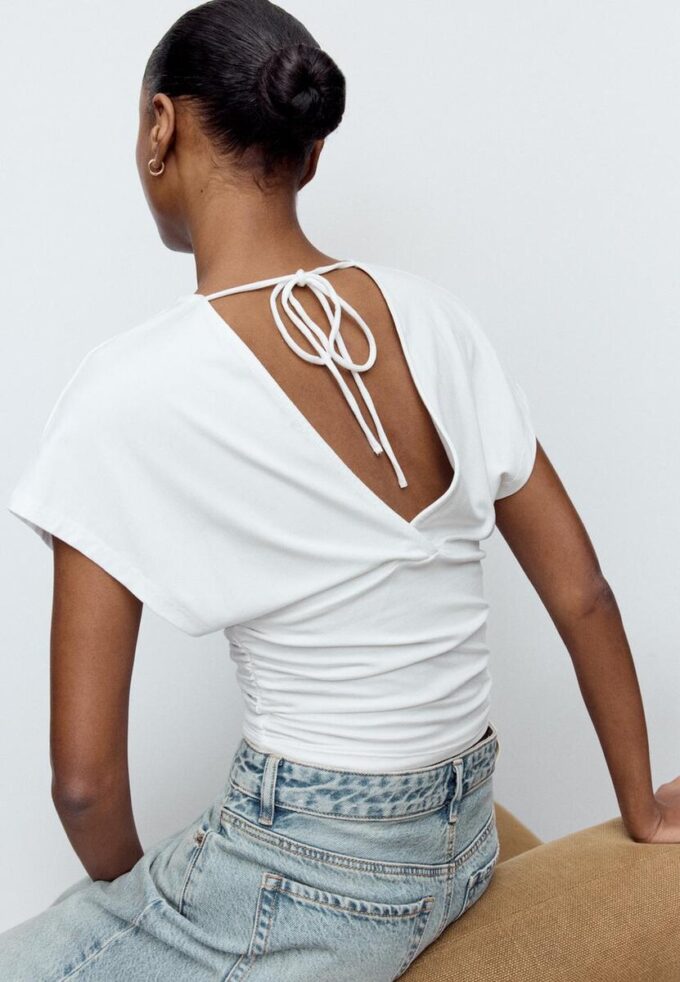 V-hals-topper med bånd