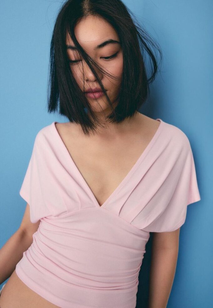 V-hals-topper med bånd