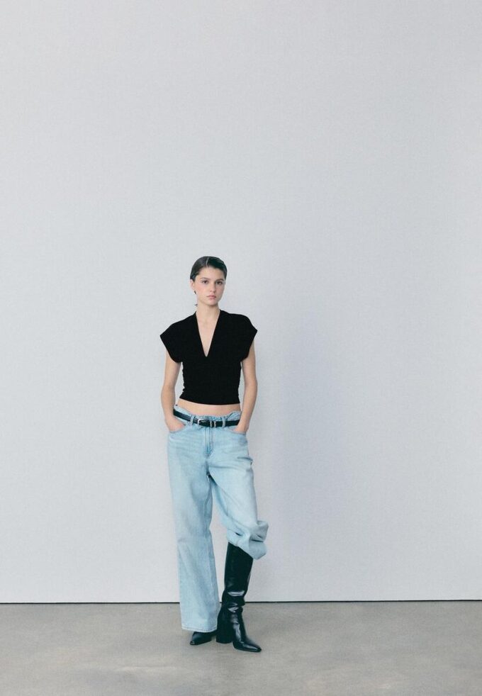 V-hals-topper med bånd