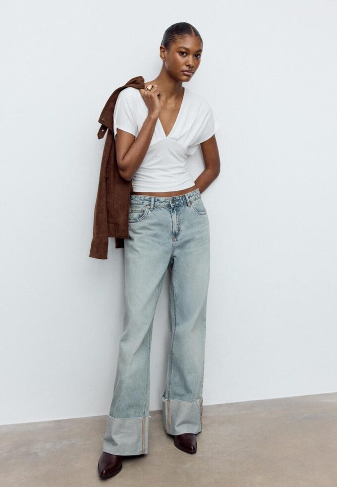 V-hals-topper med bånd