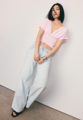 V-hals-topper med bånd