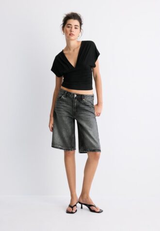 V-hals-topper med bånd