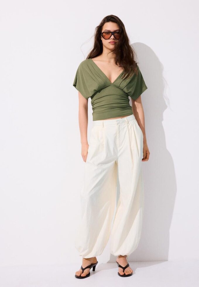 V-hals-topper med bånd