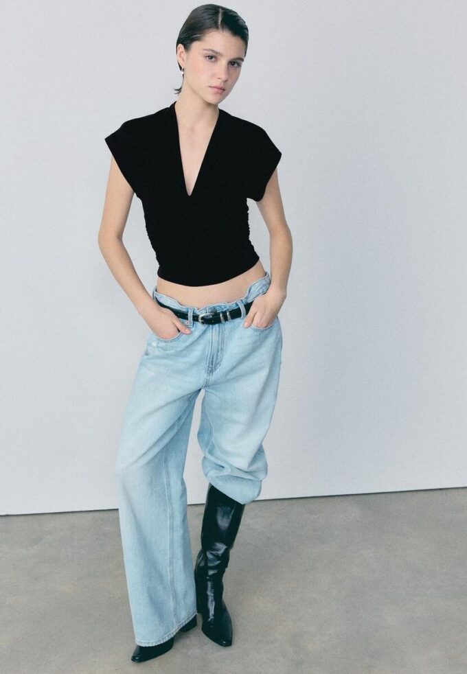 V-hals-topper med bånd