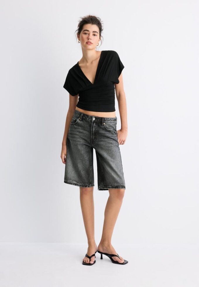 V-hals-topper med bånd