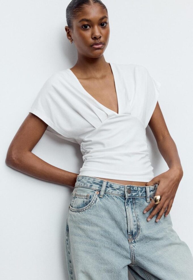 V-hals-topper med bånd