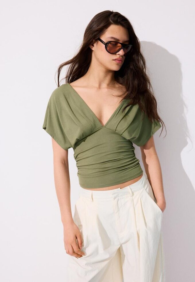 V-hals-topper med bånd